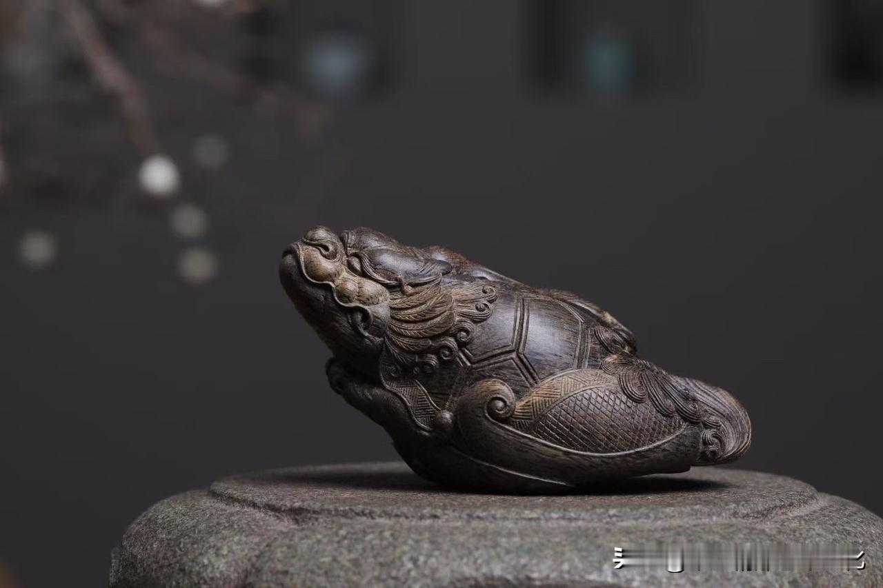 这只瑞兽，很“静”。

文莱沉香的质地，本就带着一股干净的清润，不张扬，却有层次