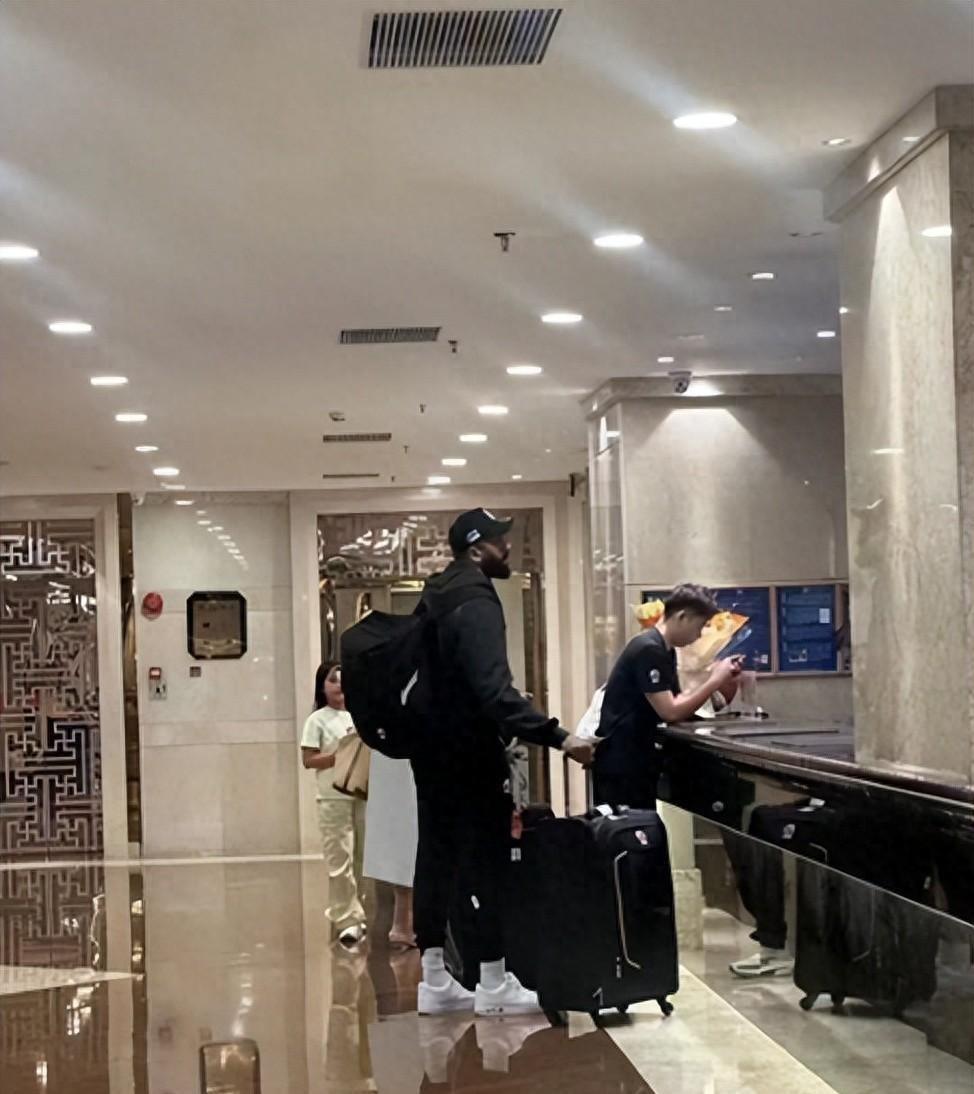 广东宏远球迷们，今儿个有个大消息！广东宏远队的大外援人选终于定了，竟然是咱们山东