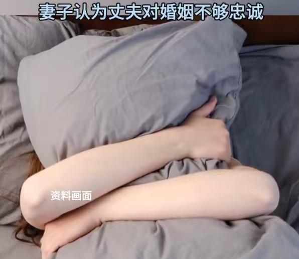 山东一已婚男，得知暗恋的初中女同学老公去世，主动跑去嘘寒问暖，每条动态底下留言开