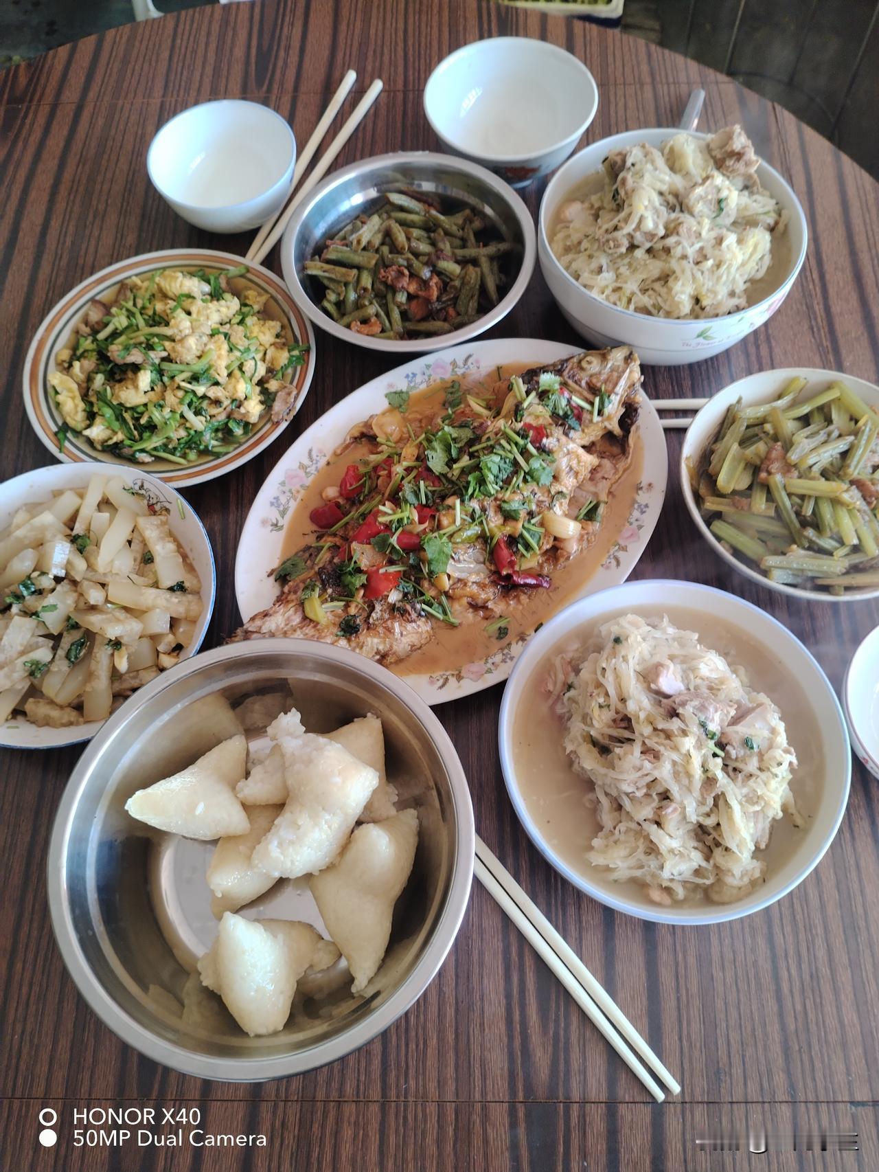 新年爱好打卡我们家人群里今天很热闹，各家都晒了年夜饭。我大姐做的挺好，大哥家有海