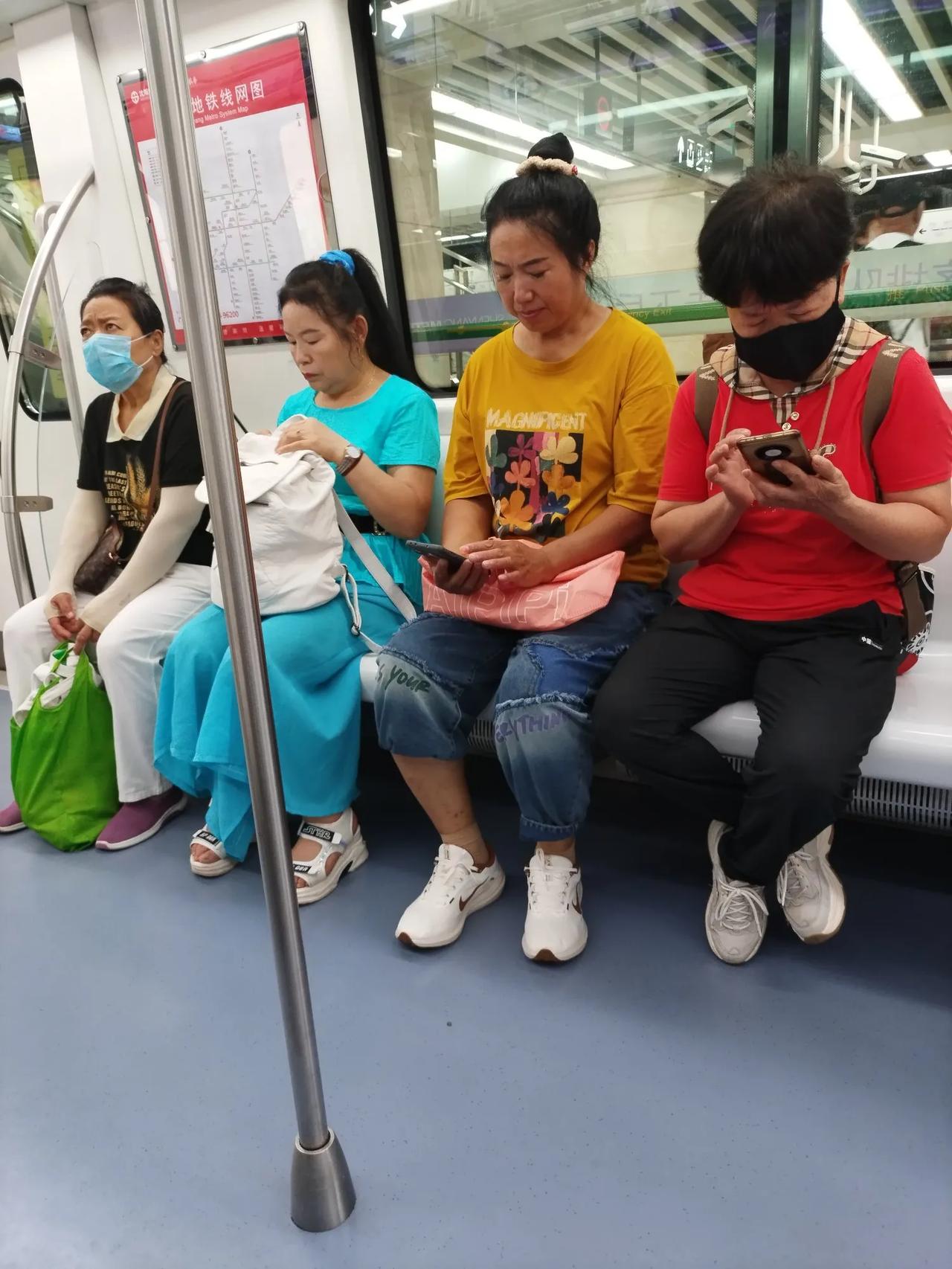 地铁上坐着4位女同胞。

我瞅着有一个是农村人。

你们看出来了吗？哪个是农村人