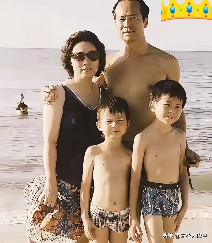 李嘉诚年轻时和原配及两个儿子的合影。