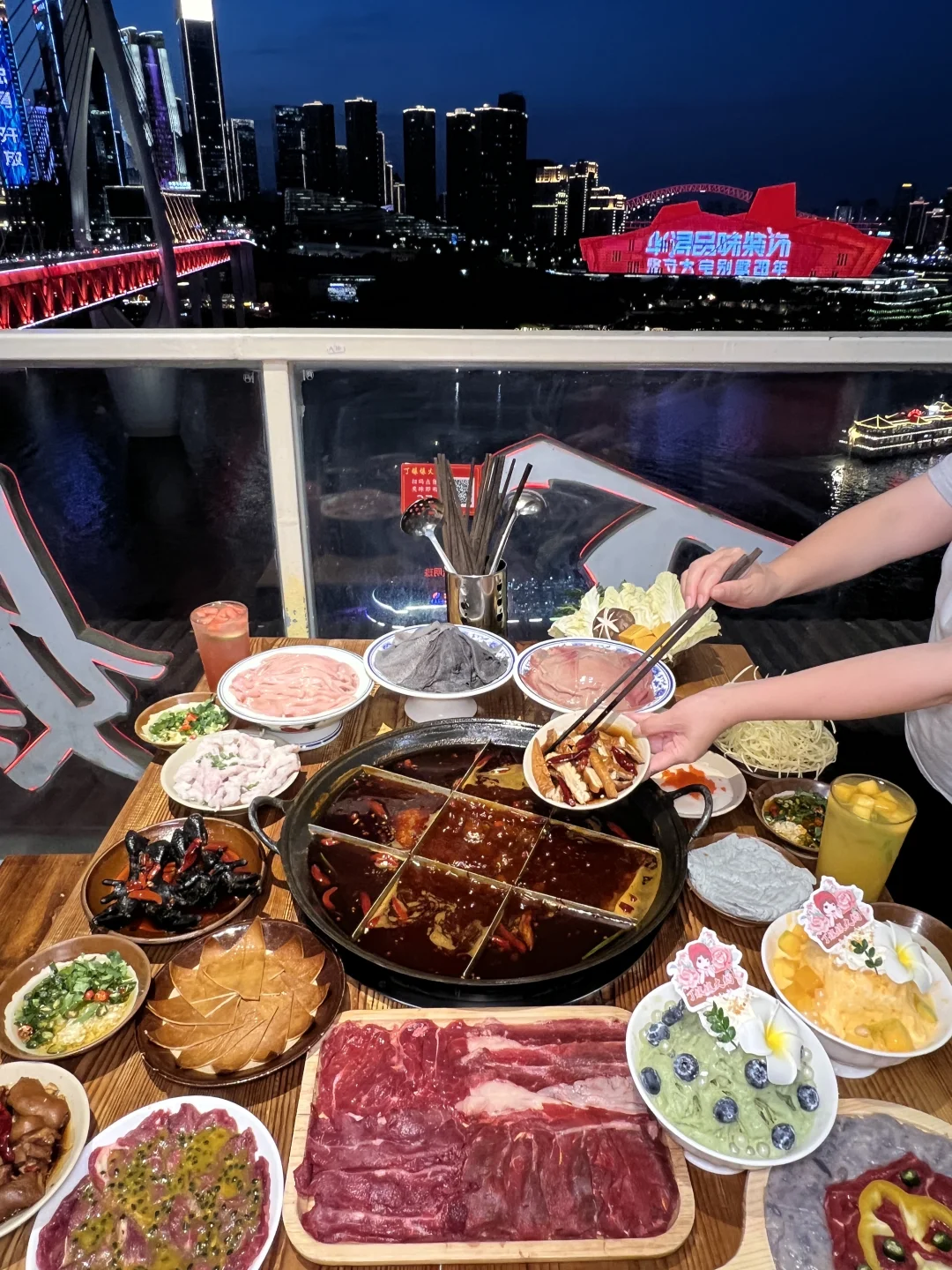 来重庆，吹江风、吃火锅、赏夜景，完美组合☀️！
