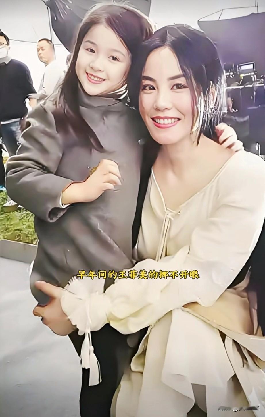高级感爆棚的王菲！
有品位的人都喜欢王菲

这张满是年代感的旧照里，早年间的王菲