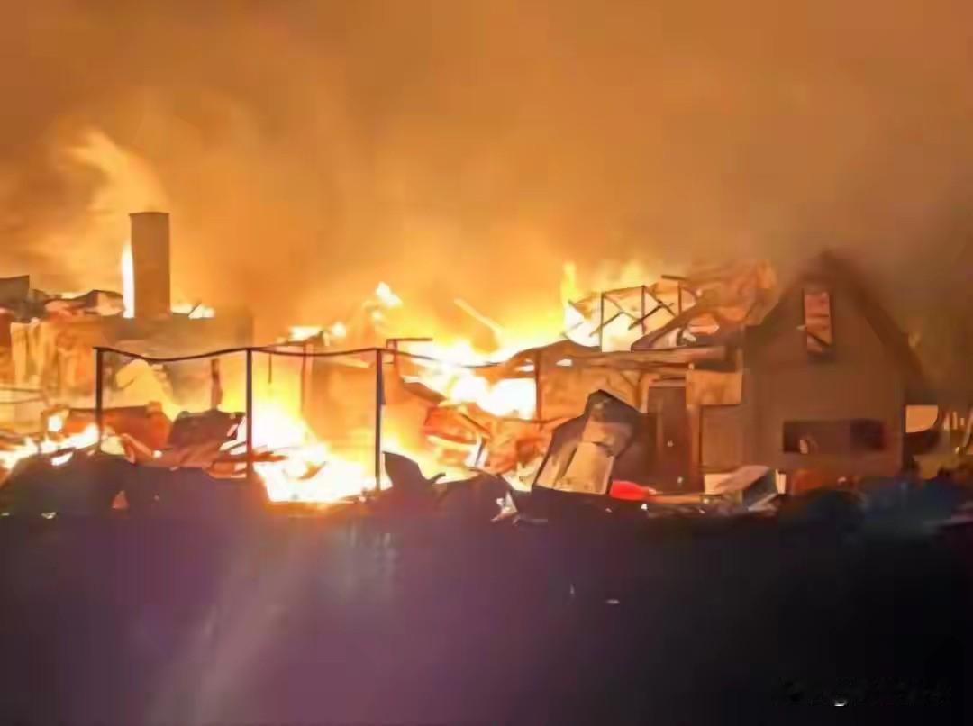 乌军精锐部队开大会授勋，一枚导弹从天而降，瞬间化为火海！

11月4日，据基辅邮