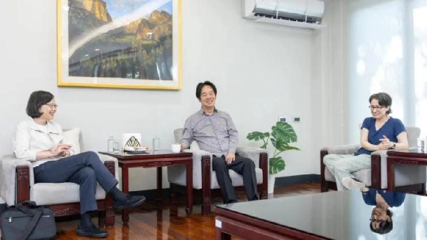 8月25日，台北《联合报》报道:“蔡英文与赖清德、萧美琴在赖官邸会面，蔡英文在脸