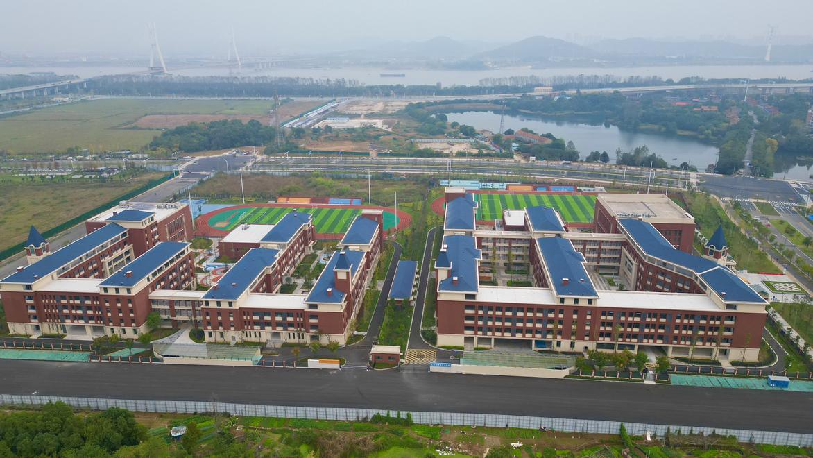 实拍武汉经济技术开发区军山中学新校区，现在新建设的学校真的是越来越越好看了，各种