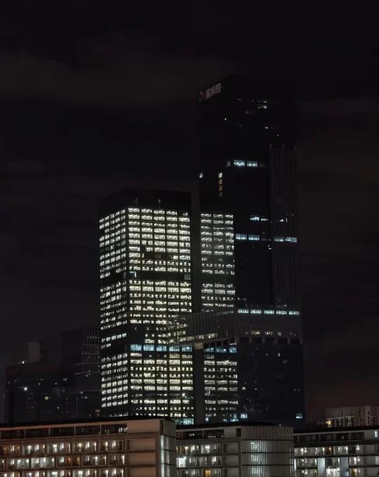 台风来了字节这栋楼怎么灯全亮着，在干嘛？
台风 桦加沙