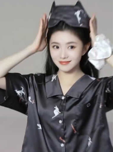 刘浩存睡衣小黑猫 刘浩存睡衣小黑猫，好灵动的居家小存！