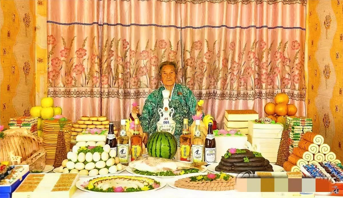 金元帅向百岁老人送寿宴 全家流泪发誓誓死报答恩情：

据朝鲜《劳动新闻》报道，朝