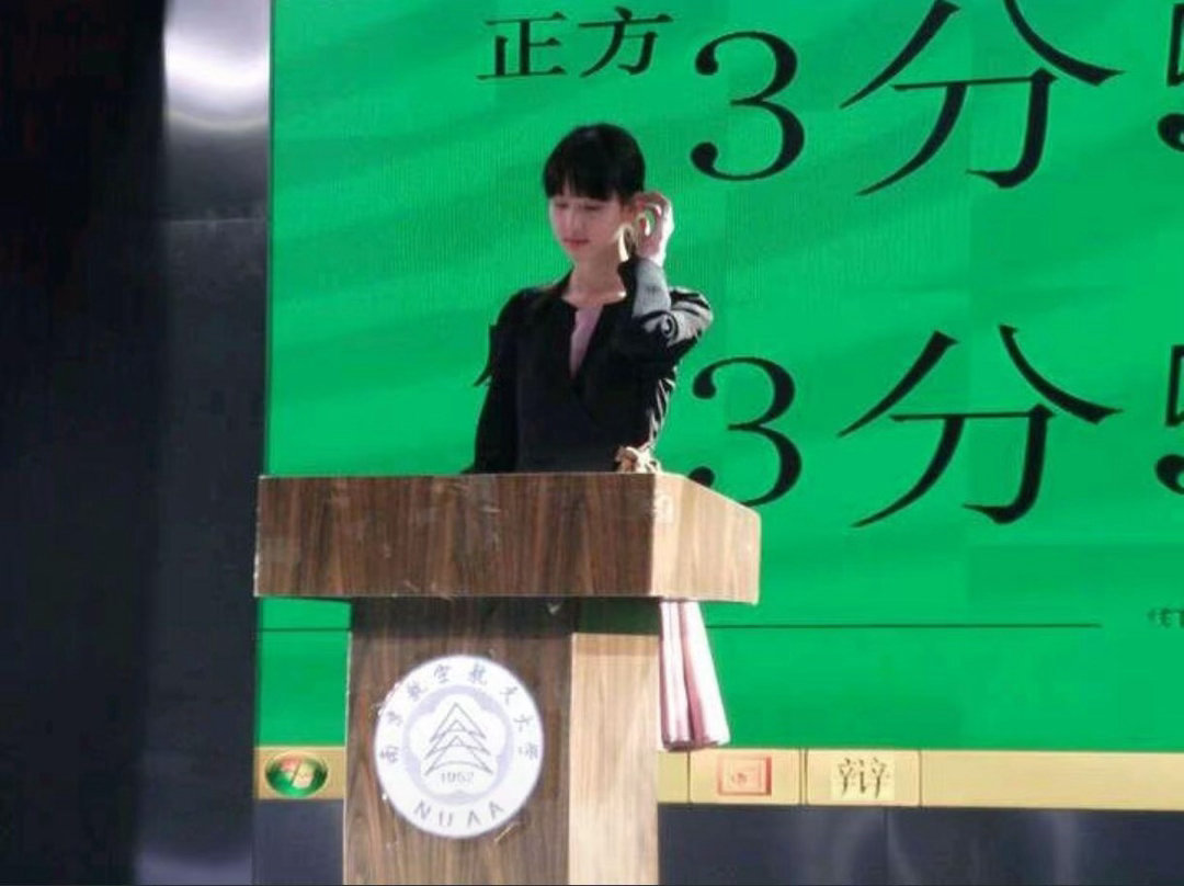 陈都灵理工女拍照姿势 明明长着一张不谙世事的脸，拍照却透着一股“我逻辑很清晰”的