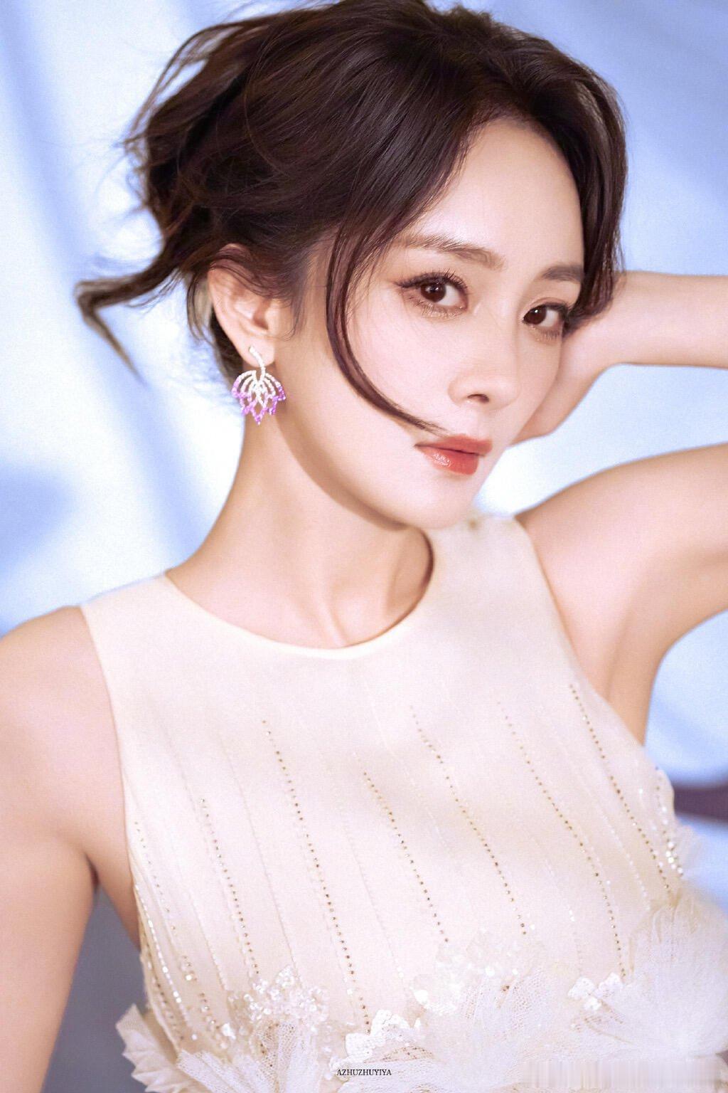 杨幂出场像动漫里的人物 很难不被杨幂这段出场惊艳，简单几步却很有故事感，身形神态