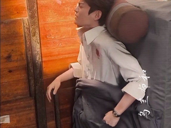 我的妈呀、、你们看我妈妈薄的 还皱个眉头攥着被子 像被入了🥺 
