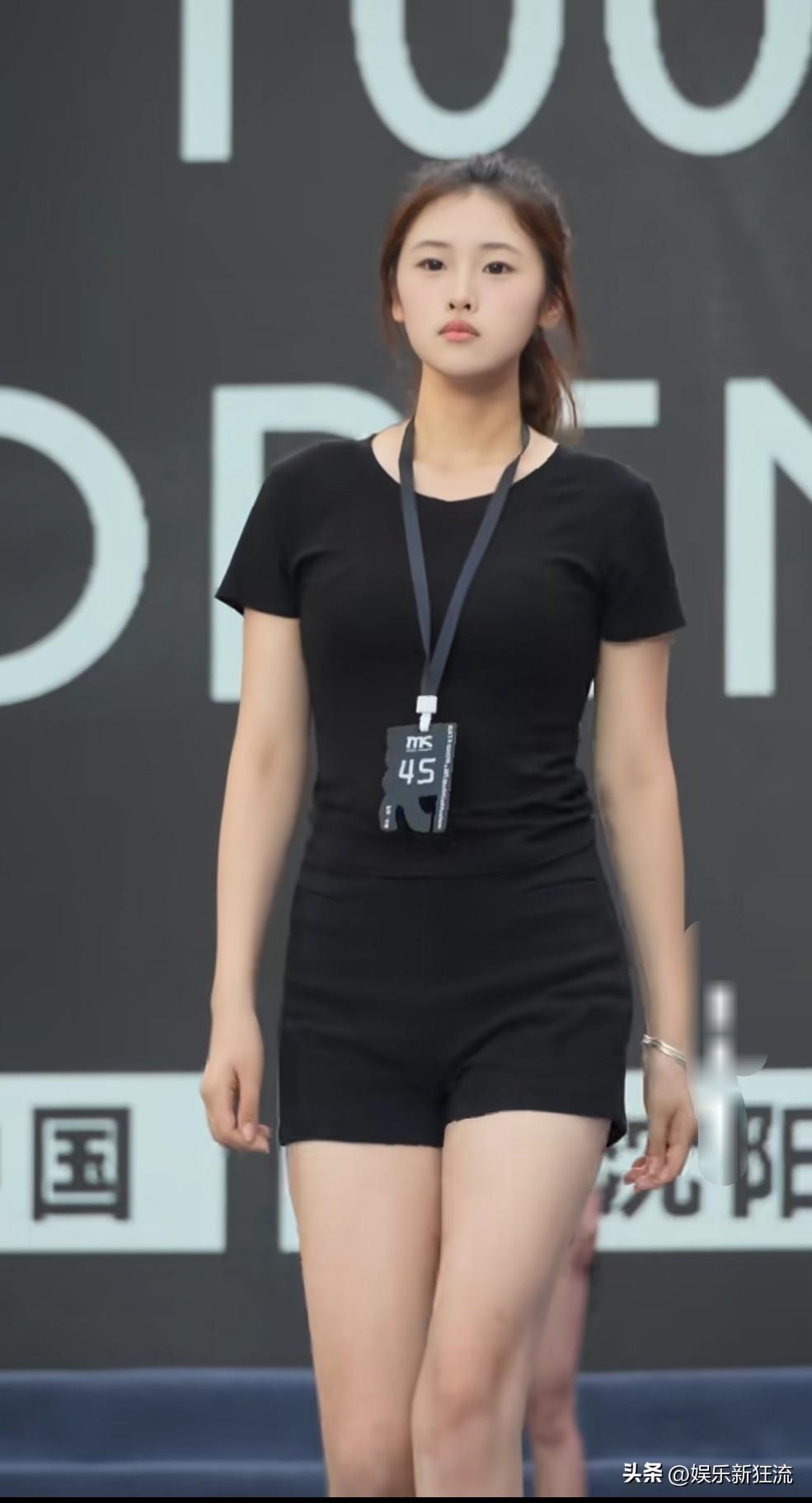 中国沈阳进行的时尚模特大赛现场的服装表演系学生，45号选手昂首阔步走上舞台，感觉