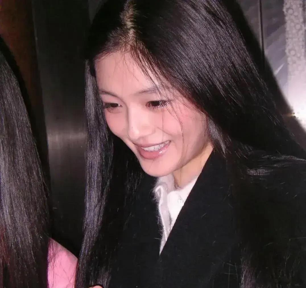 大S年轻时候真是美到发光，那时候没有美颜滤镜，大S一头黑发，清纯甜美，难怪那么多
