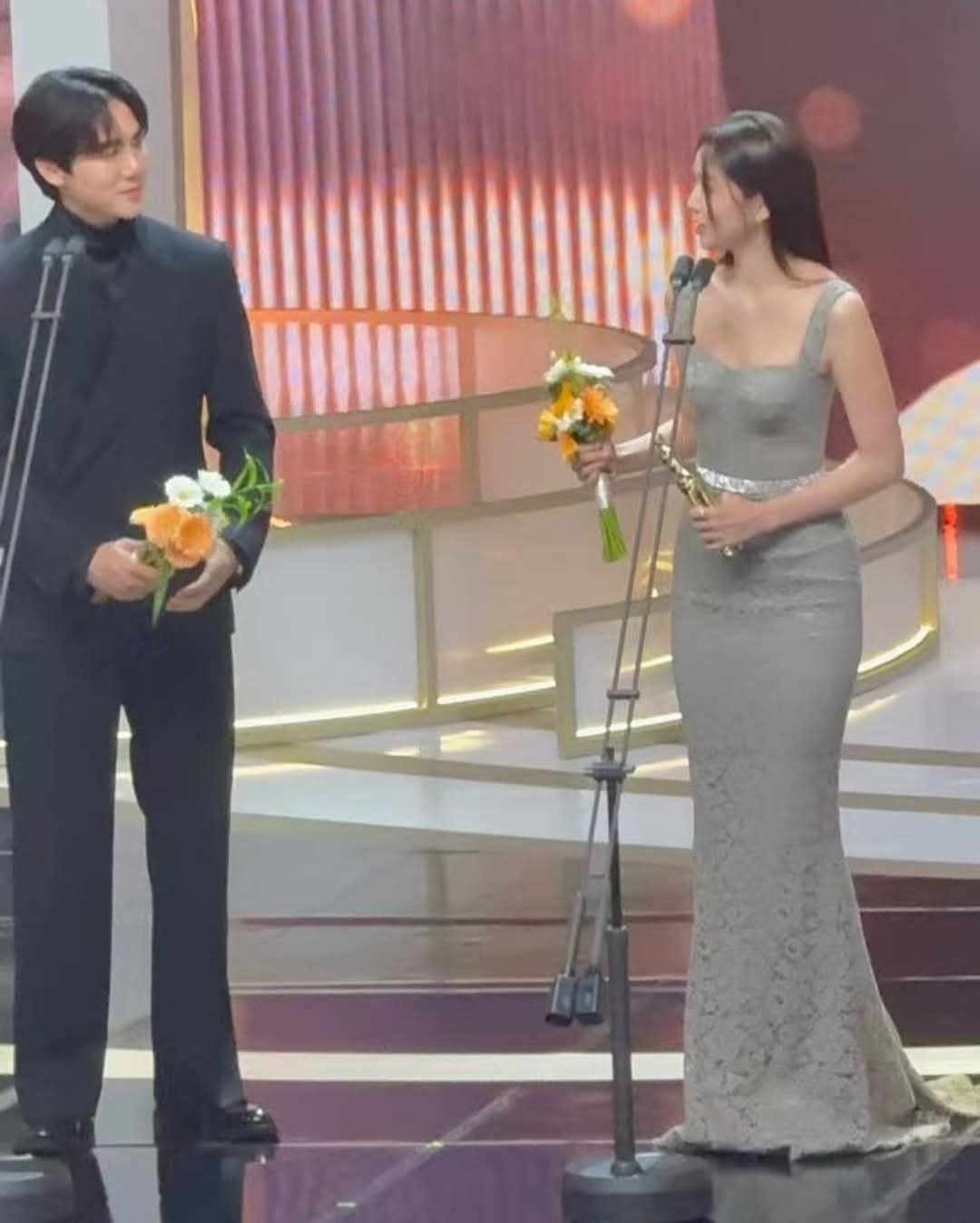 我们☎真是圆满  两人得了最佳情侣奖🏆🎉柳演锡获得男子最佳优秀演技赏🏆蔡秀