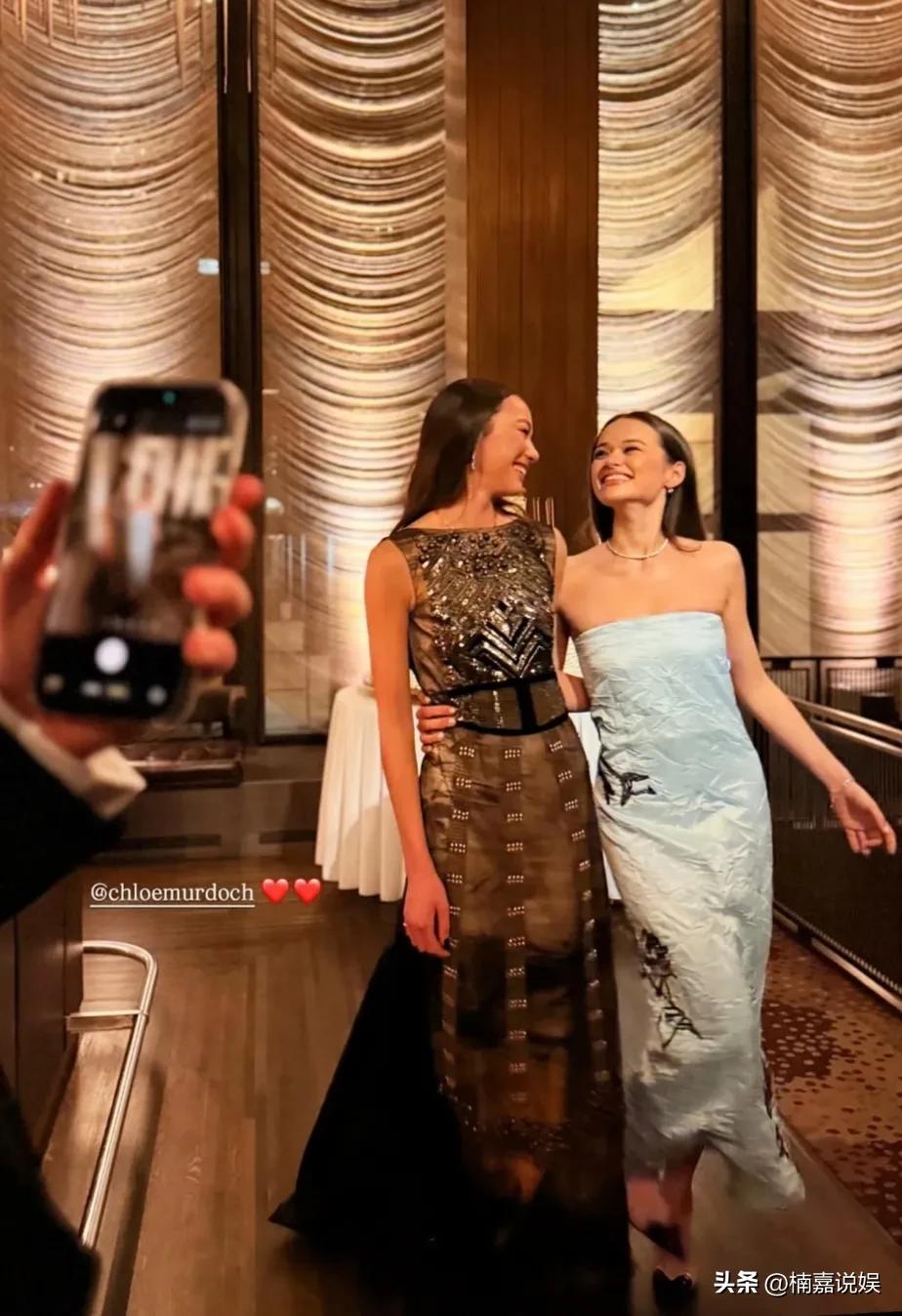 邓文迪的女儿格蕾丝妇女节晒动态，和妹妹克洛伊同框，还晒了和新男友的同框照。
格蕾