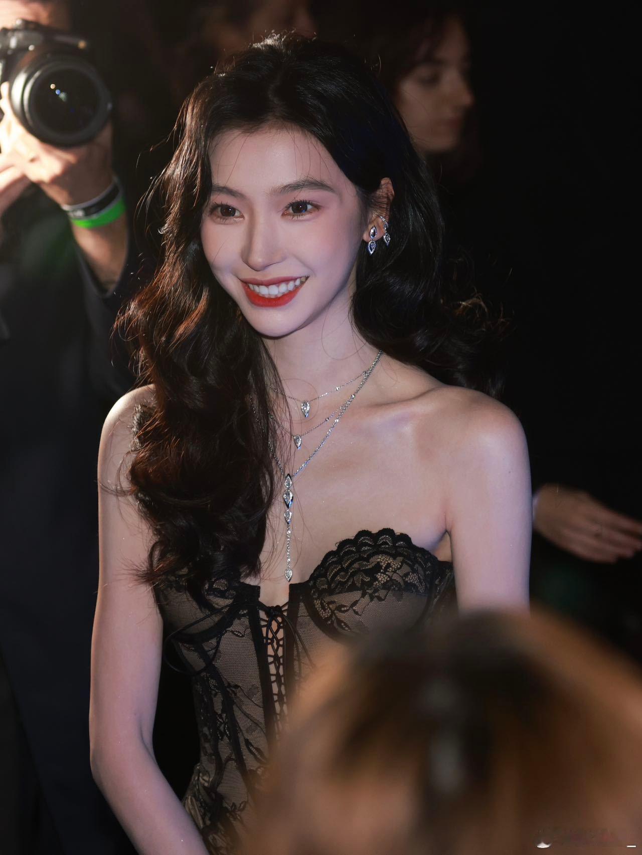 #易梦玲赵美延同框##易梦玲不眨眼#面对那么强的闪光灯，易梦玲的表情管理也太好了