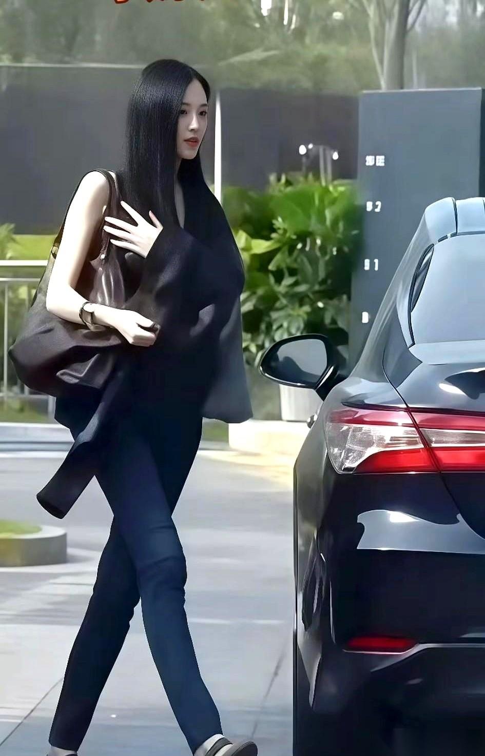 刷到李嫣的成年照，我愣了半天。
不是因为有多惊艳，而是评论区太“干净”了。
没人