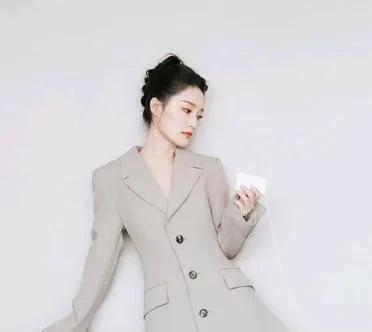 李沁穿西装出街，腿长到品牌直接拿去当官图。
不是街拍，是商业合作。
不是偶然，是