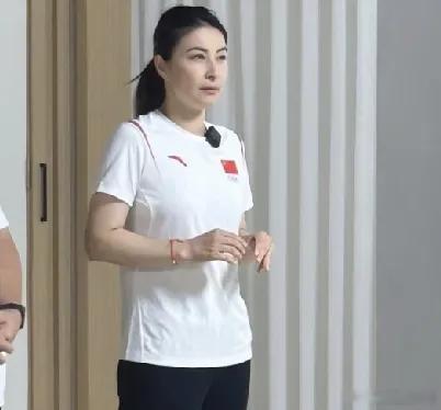 郭晶晶现身广州一家武馆练习八段锦，开始养生了，她穿了一身休闲服，皮肤好白，学得很