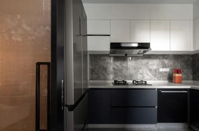 437㎡现代轻奢，玻璃屋顶引入自然光，定制儿童房很有童趣感