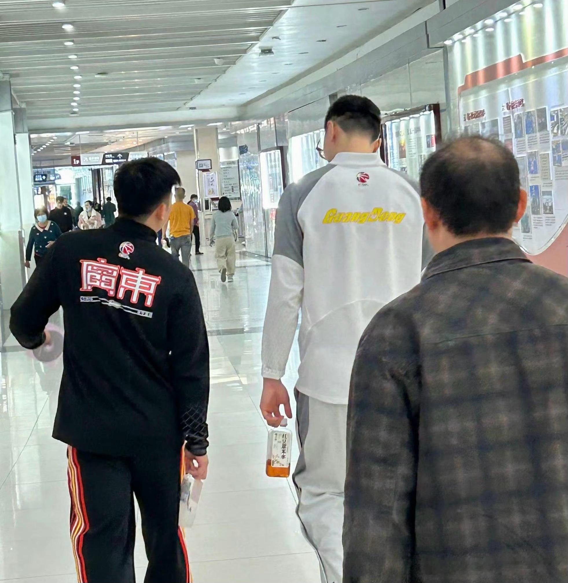 比赛还没结束，轩轩发挥不佳的原因已经找到了，一直在带伤出战龙狮男篮vs广东男篮C