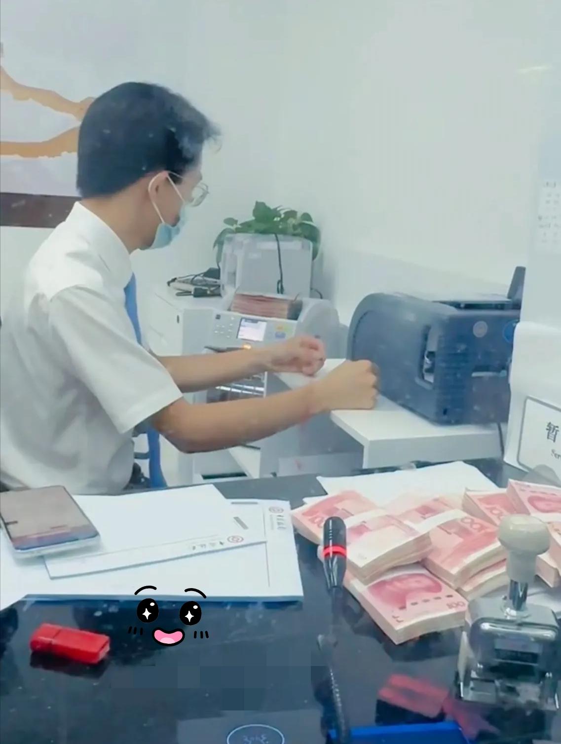银行工作的弟弟给我透底！定期存款选1年还是3年，算完账我惊了
 
家人们！我弟在
