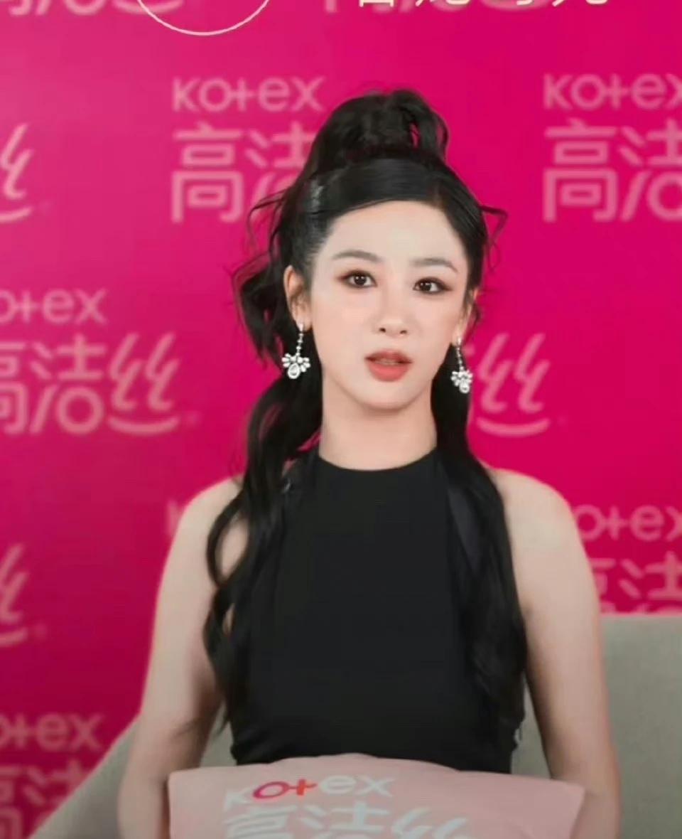 杨紫直播截图来了，变得高贵典雅而且感觉小雪瞬间长大了，有摩登女郎的范。尤其是工作
