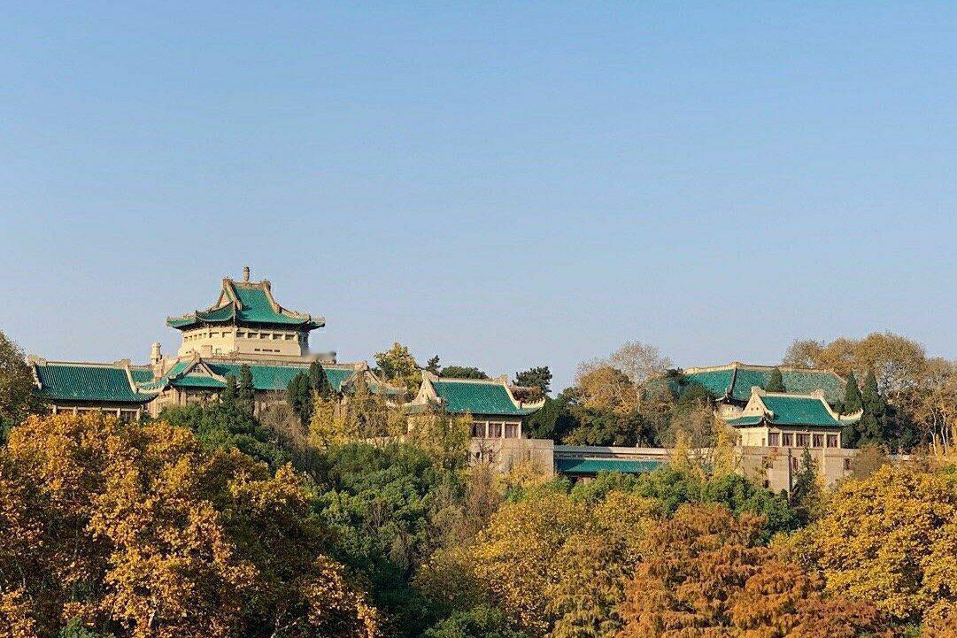 华中师范大学上个月真是开了个好头，被本地网友赞为“有世界格局的大学”。现在华科大