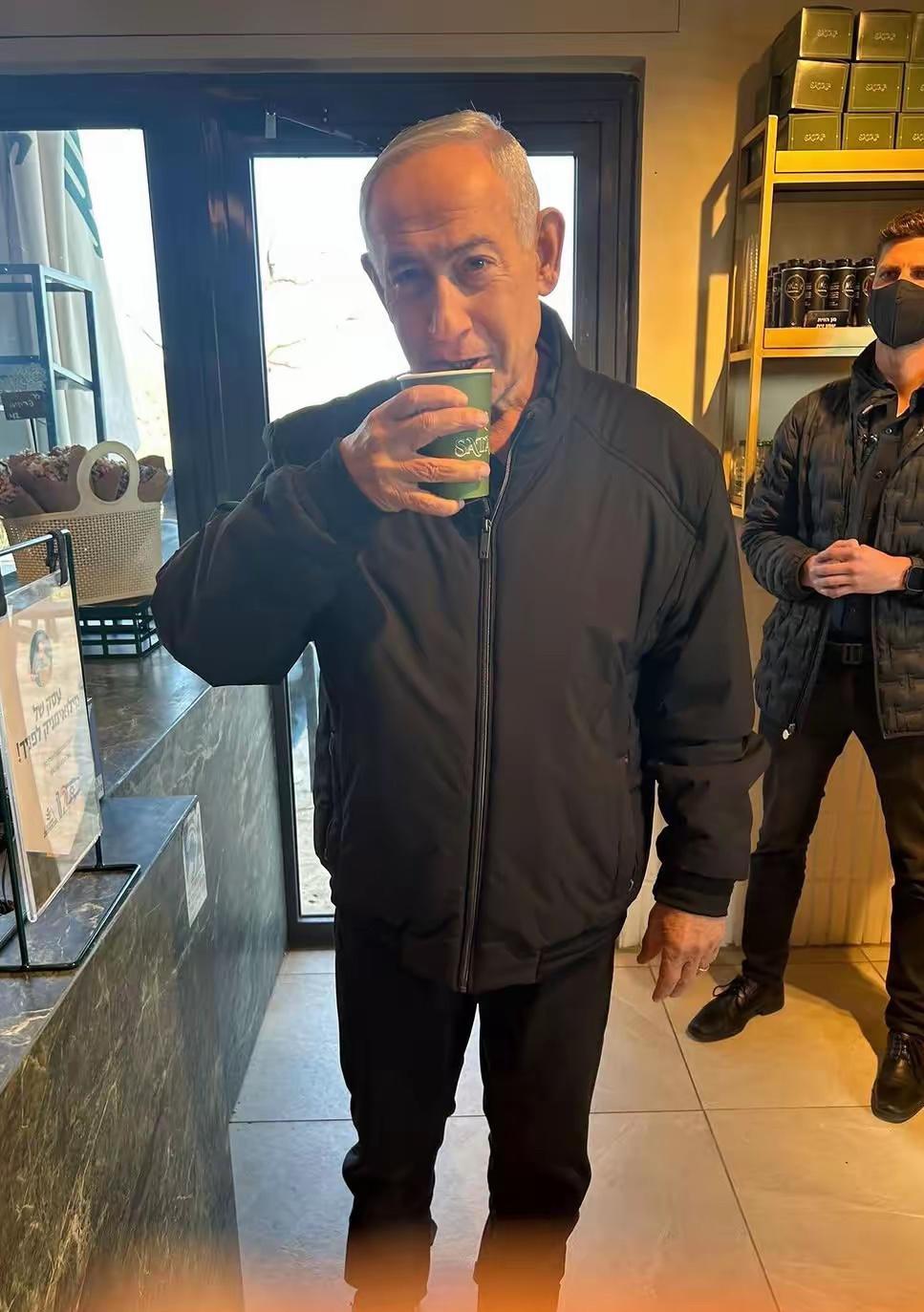 有关内塔尼亚胡简直像一场罗生门。社交媒体上疯传他身亡，还有人说他讲话视频里手有6