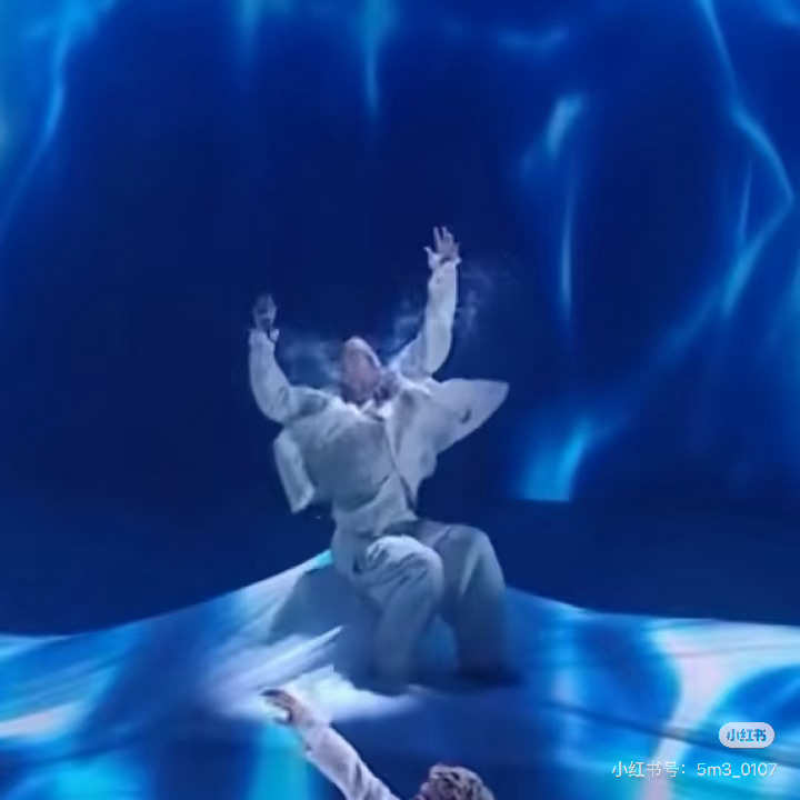 王传君的闪粉是自己撒的笑不活了🤣王传君舞台的闪粉居然是自己亲手撒的！谁能想到这