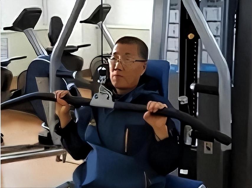 2000年，哈尔滨一个26岁小伙意外离世，他的心脏移植给了57岁的杨孟勇。没想到