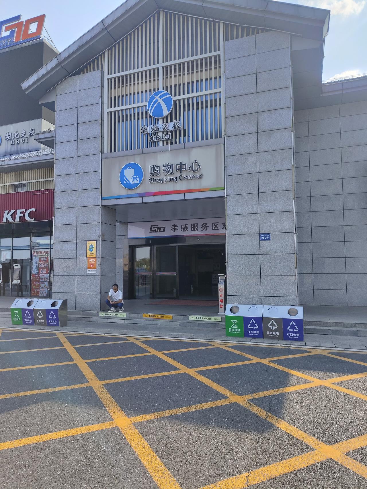 为什么高速服务区的东西都贵得要死？绝大部分人宁愿吃桶面，也不愿意在服务区买熟食。