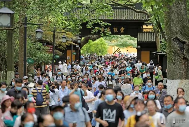 有没有发现，一觉醒来国内经济好像突然就复苏了：

1、股市大涨，连大盘都创历史的