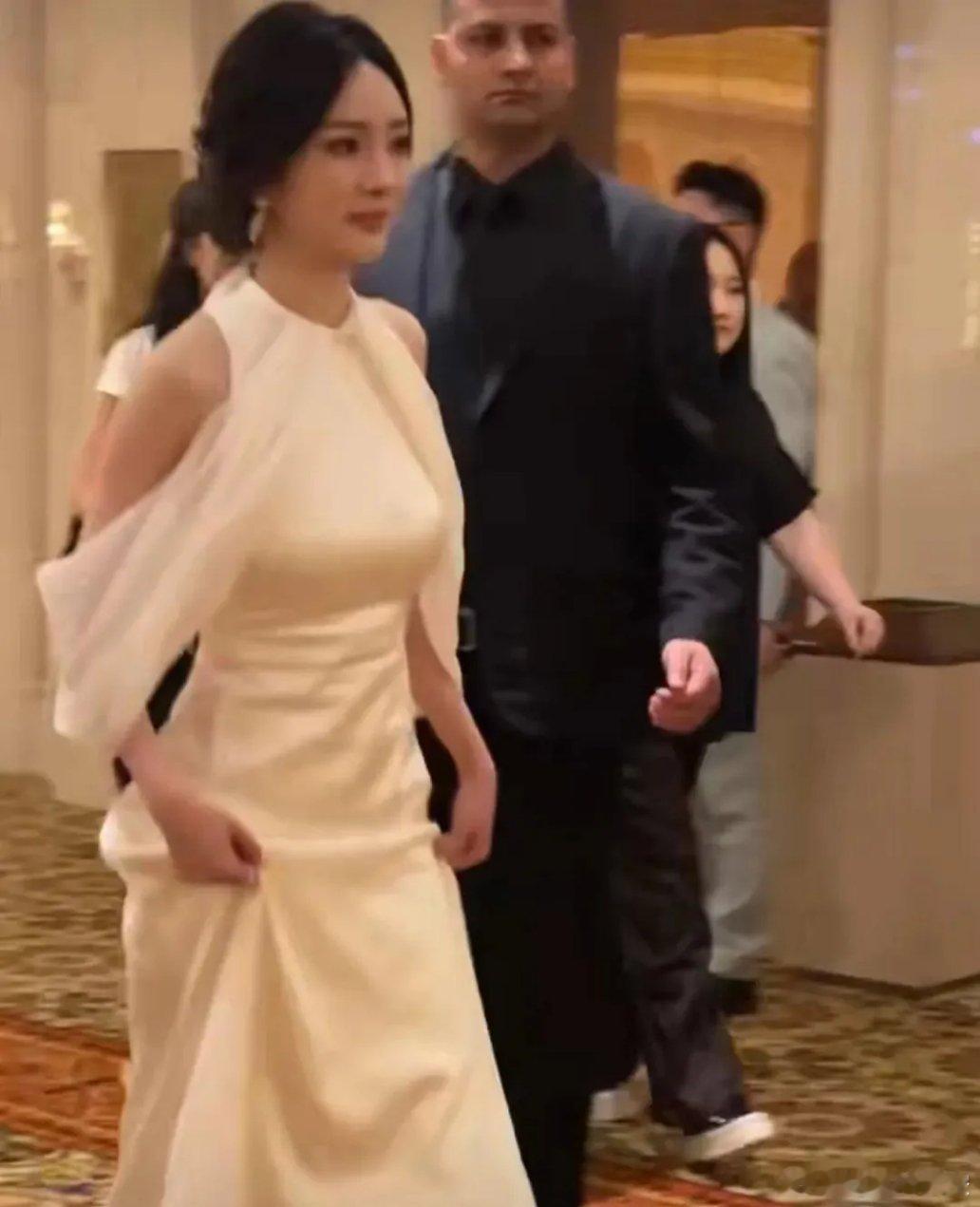 这一晚，新鲜出炉的杨幂让我发现了两个问题。第一：她这身材怎么回事，腰臀比好像跟正
