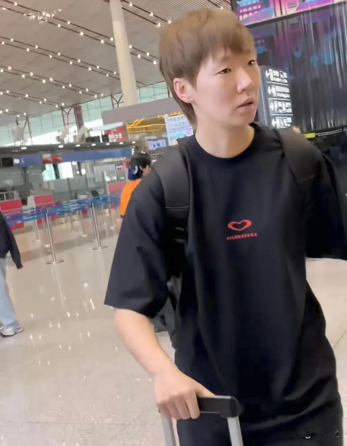 国乒出发日本横滨参加比赛，从林诗栋的着装来看，这次冠军是势在必得啊！
其他运动员