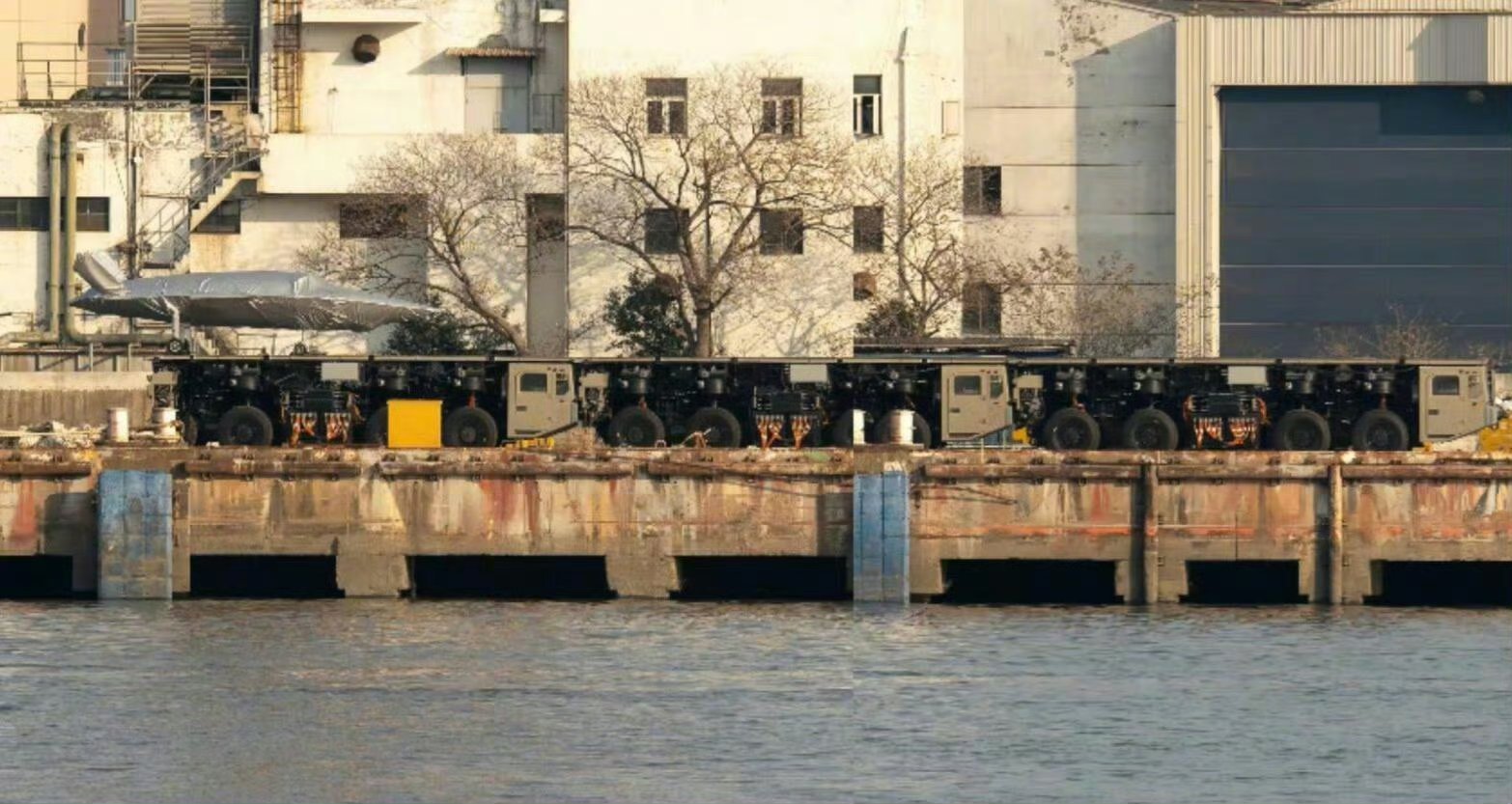 东大的陆基电磁弹射车，能让大型无人机不依赖机场进行短距离起飞。烽火问鼎计划