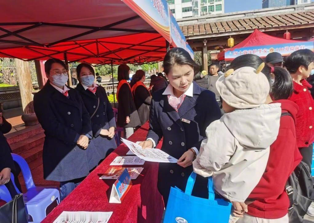 用心为客户 【筑牢反诈防线 助力数字包容】近日，漳州市委文明办等多个单位共同组织