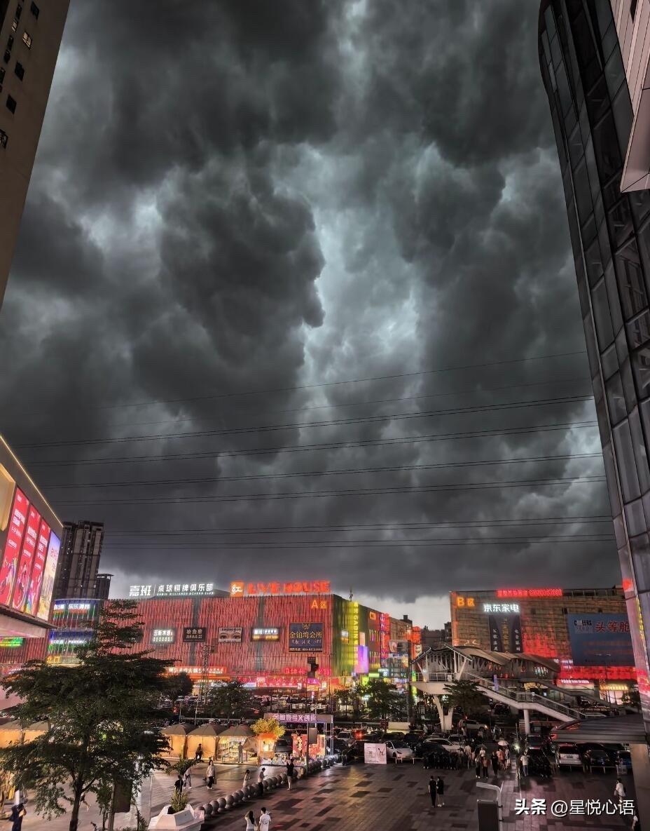 北方人第一次见广州雷暴雨，直接看懵

作为一个土生土长的北方人，
真的被广州的雷