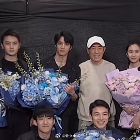 捡到我们建浩和导演的杀青照啦刘耀文张艺谋惊蛰无声杀青合照刘耀文惊蛰无声杀青捧花照