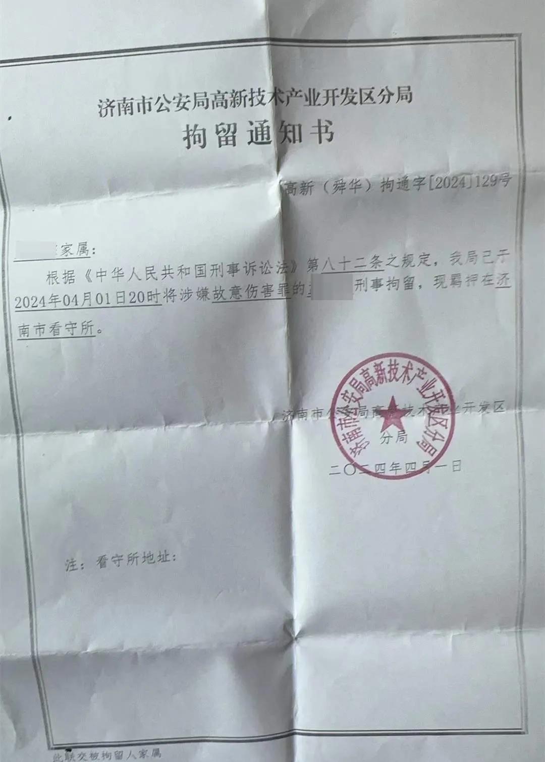 济南市有3名醉汉去戏弄女学生，被3名男学生制止，有醉汉掐其中一名男学生的脖子，被