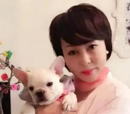 2005年，41岁女企业家李巧林爱上22岁男下属苏建军，所有人都觉得这段感情撑不