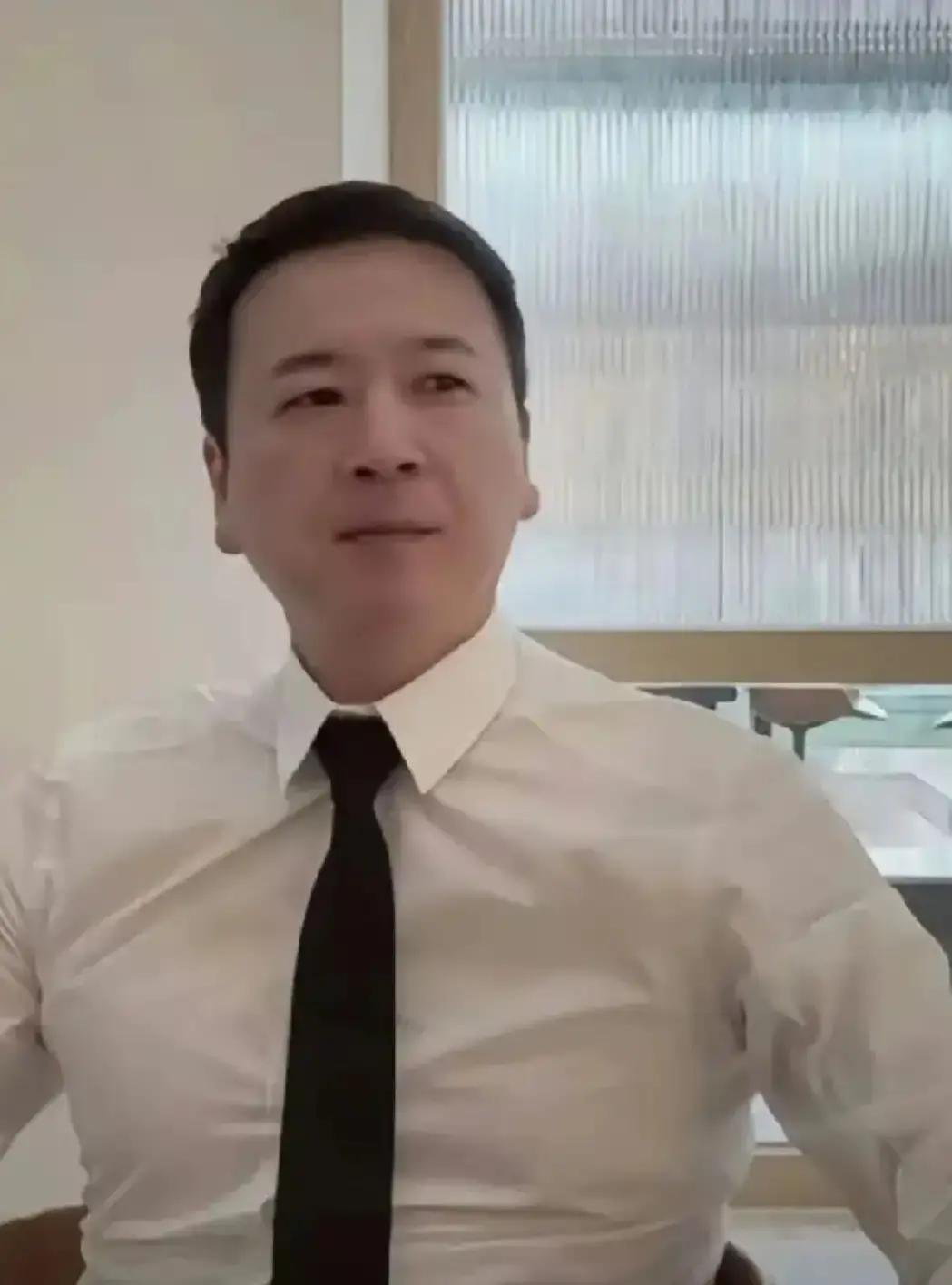 赖文峰拍视频说，自己没被限高，也不是老赖，网上那张机场被拦的照片是角度坑人。
他