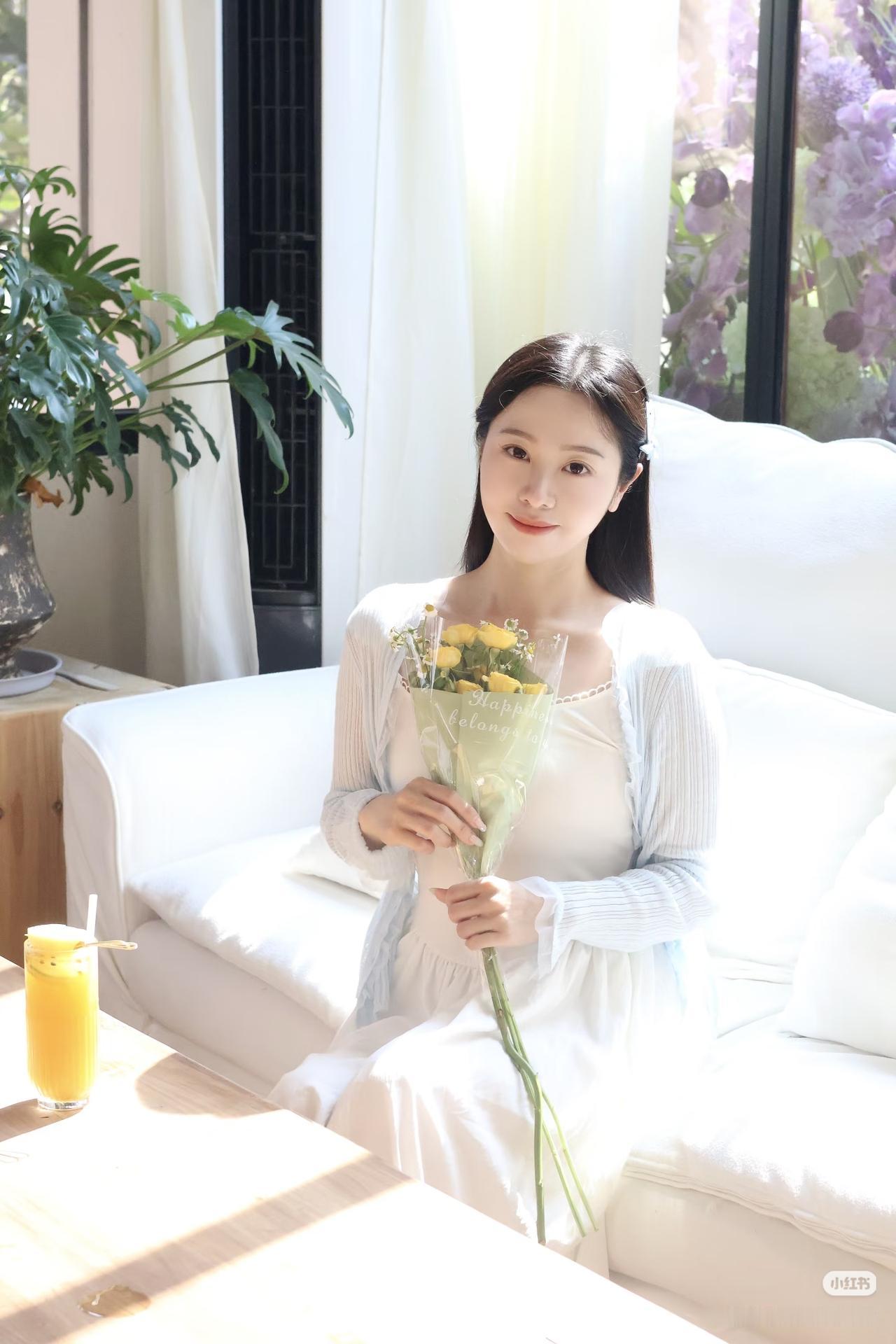 阳光明媚的午后，手捧鲜花，享受生活的美好。