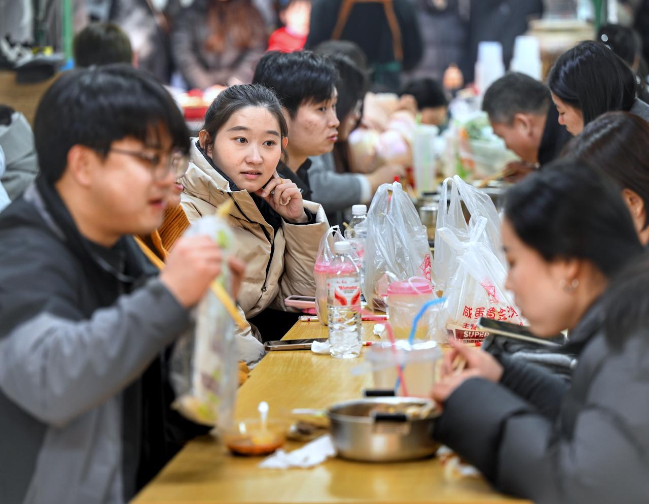 大年初六，2月22日晚，济南环联夜市开市，各色美食摊位热气袅袅，欢笑声、叫卖声与