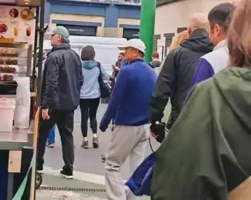 马老师被网友拍到在国外一个菜市场低调现身。

有网友称在伦敦偶遇马老师，马老师一
