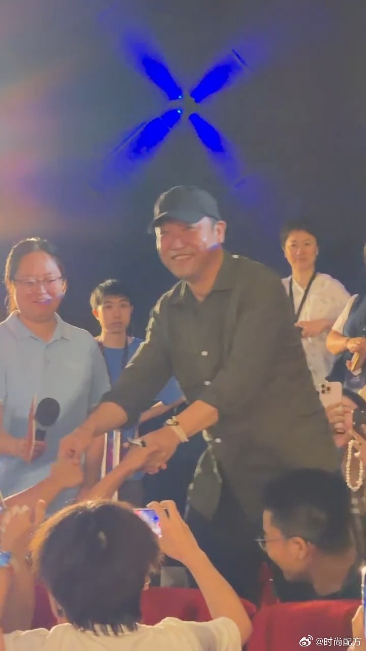 贾冰现身沈腾成都路演贾冰现身支持沈腾电影路演 贾冰惊喜现身成都龙餐馆路演，支持沈
