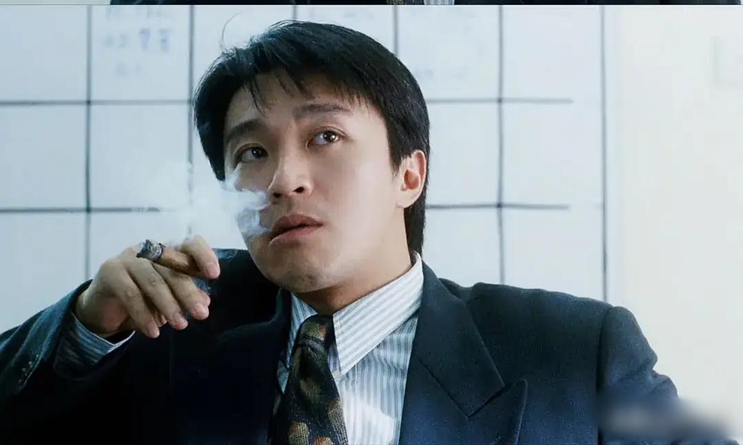 主持人问周星驰:“喜剧演员是不是必须长的丑？”周星驰说:“通常很多人都觉得搞笑的