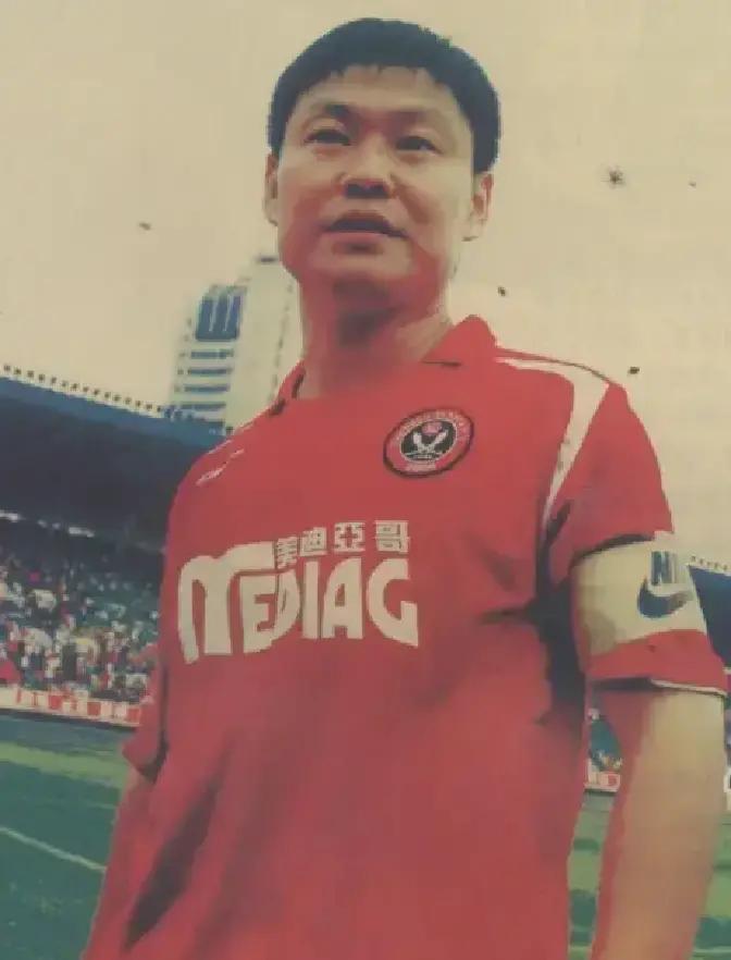 姚夏结婚那年，全兴突然撤资，四川足球塌了天。
02年，大河来了，实德遥控，姚夏